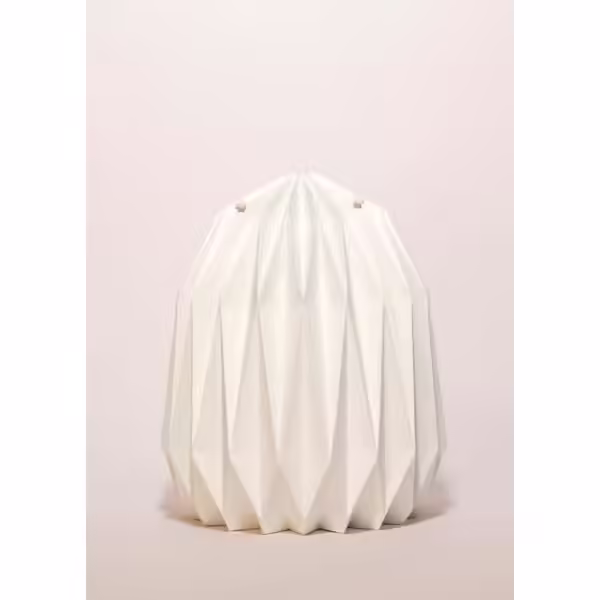 Weiße, geometrische Papierlampe vor hellem Hintergrund.