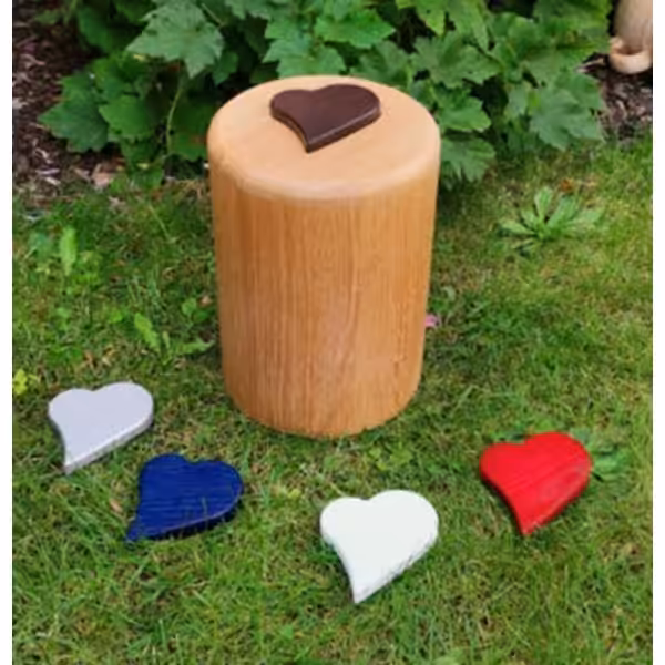 Eine Urne aus Holz mit Herz