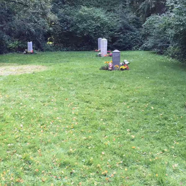 Grabstellen für anonyme Urnenbestattungen auf dem Friedhof Hamburg Bergedorf