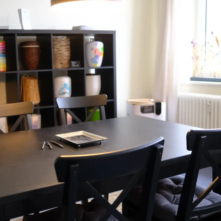 Moderner Besprechungsraum mit Tisch und Stühlen.