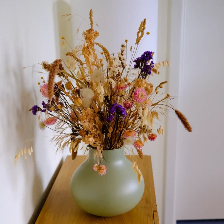 Blumenstrauß in grüner Vase