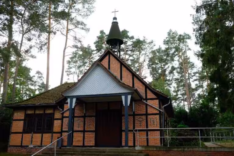Fachwerkkirche im Wald