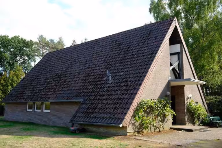 A-Frame-Haus mit Spitzdach und Backsteinwänden