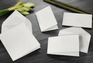 Leere Karten auf einem Tisch neben Blumen