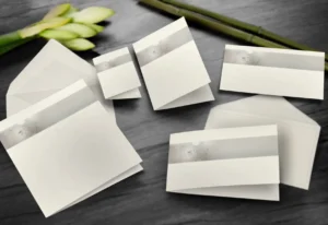 Elegantes Briefpapier und Karten auf Holzuntergrund