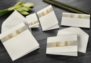 Elegante weiße Karten mit goldenen Streifen.