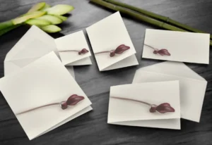 Briefkarten mit Blumendesign auf schwarzem Tisch