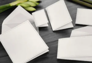 Papierkarten und Umschlag auf dunklem Tisch