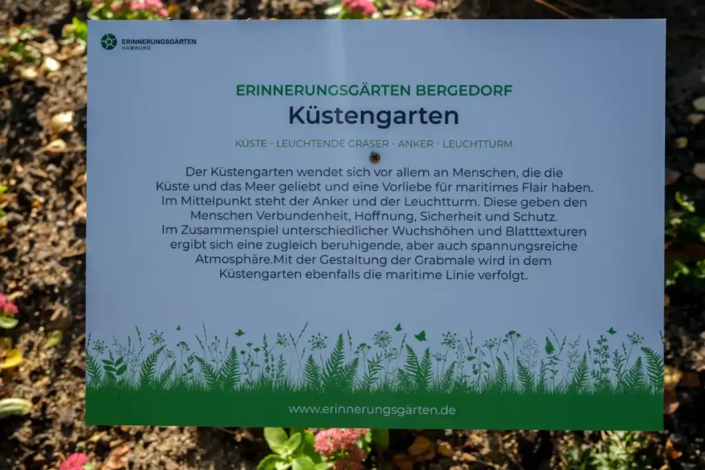 Schild über Küstengarten mit maritimem Thema.