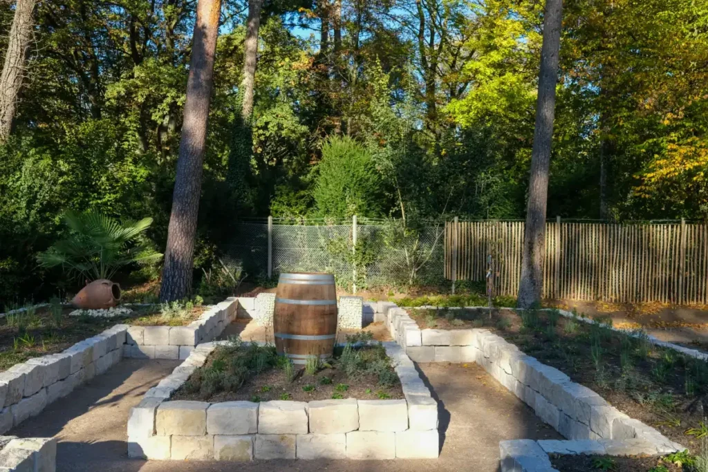 Historischer Garten mit Steinbeeten und Bäumen