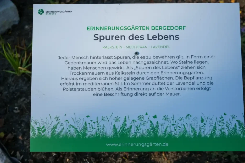 Erinnerungsgarten-Schild mit Text über Spuren des Lebens.