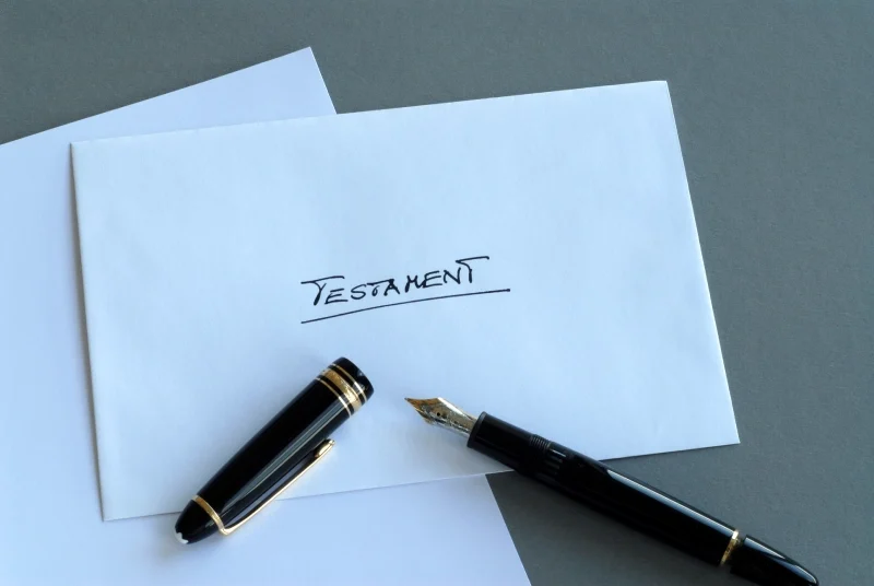 Umschlag mit Testament, Füllfederhalter daneben