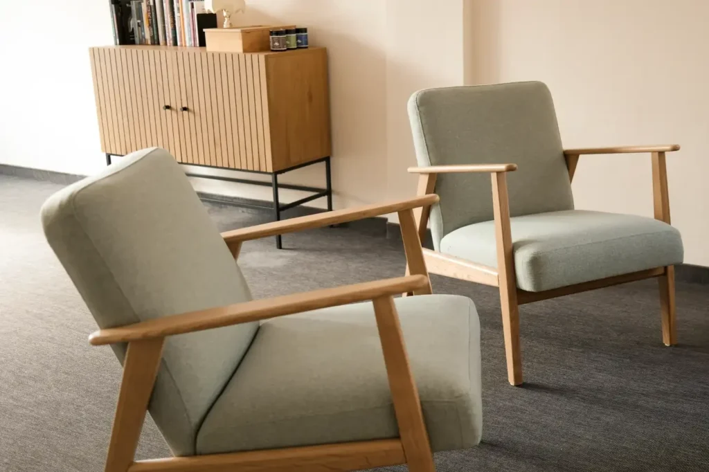 Zwei Sessel und Schrank im Büro der Fa. Krüger