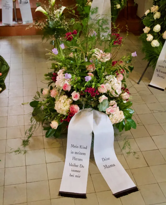 Blumendekoration-Varekhine-Kranz-mit-band