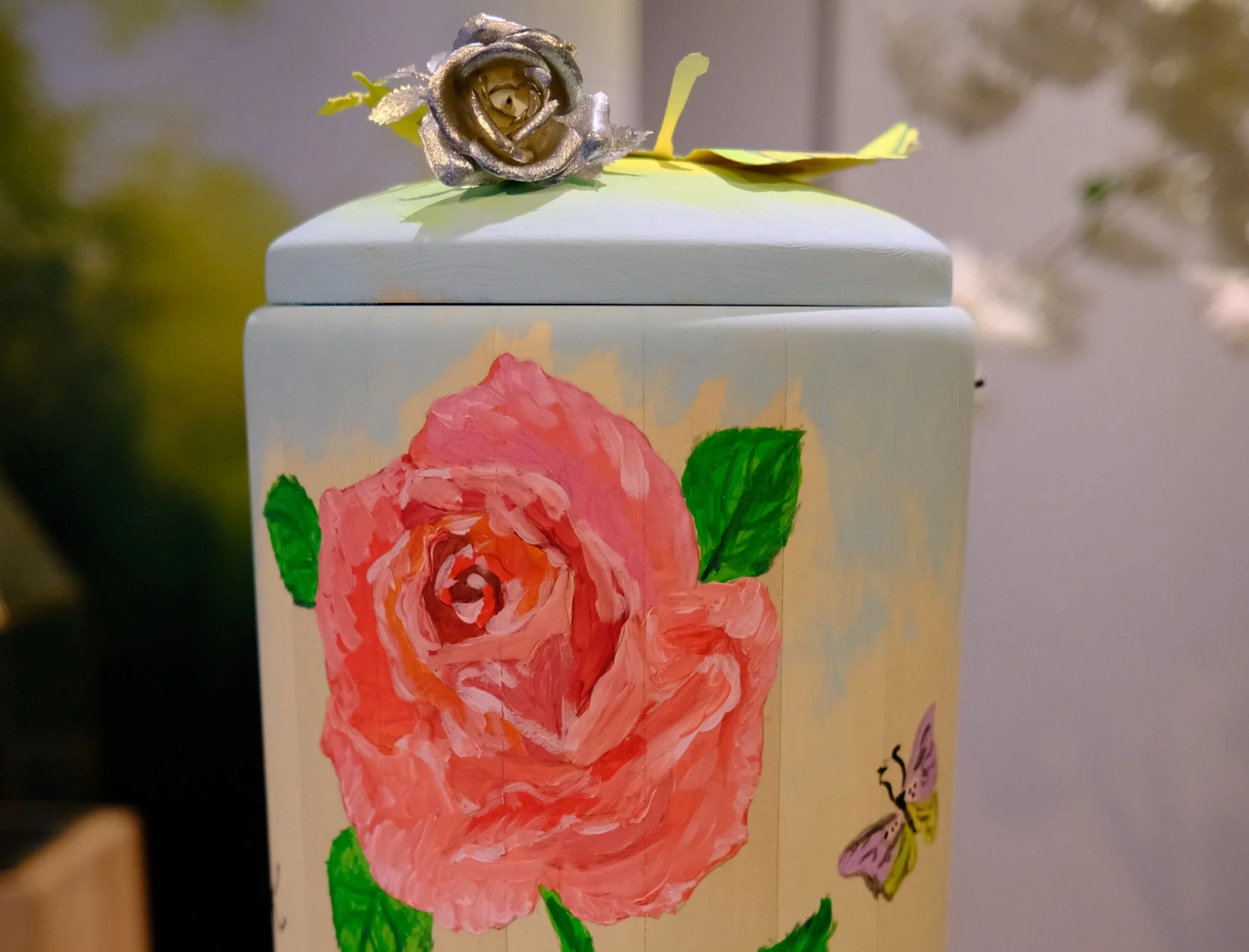 selbst gestaltete urne mit einer rose
