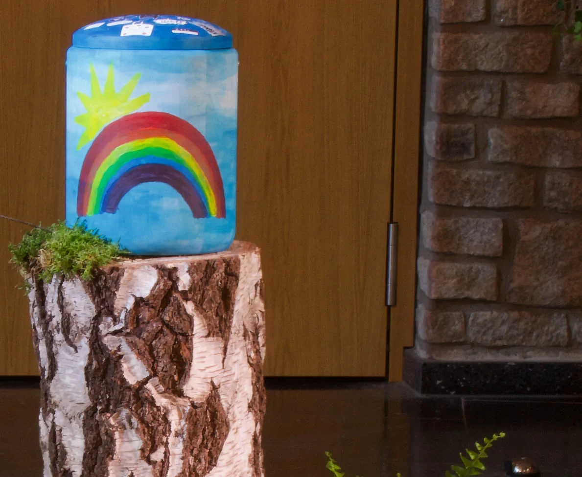 selbst gestaltete urne mit einem regenbogen