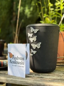 Kohleurne mit Schmetterlingen und passender Klappkarte