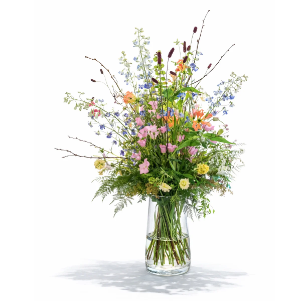 Bunter Wildblumenstrauß in einer Glasvase