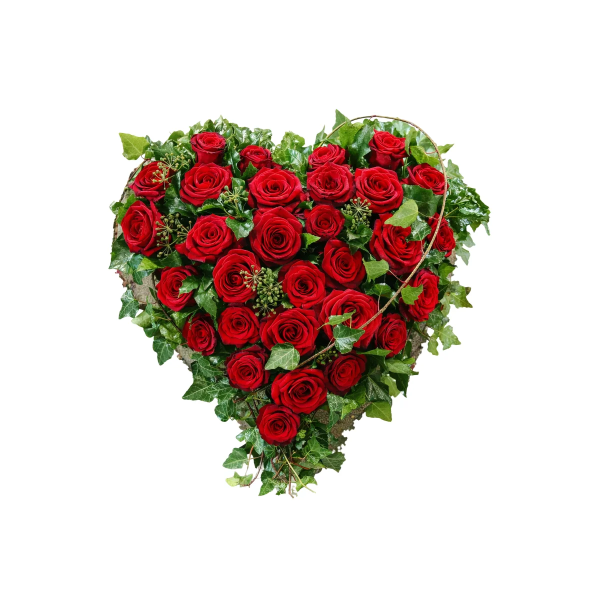 Herzförmiges Blumenarrangement mit roten Rosen und Efeu