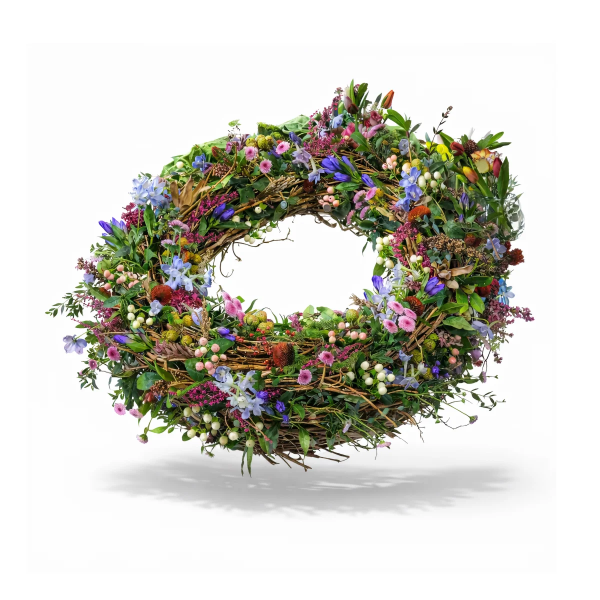 Bunter Blumenkranz mit Wildblumen auf weißem Hintergrund