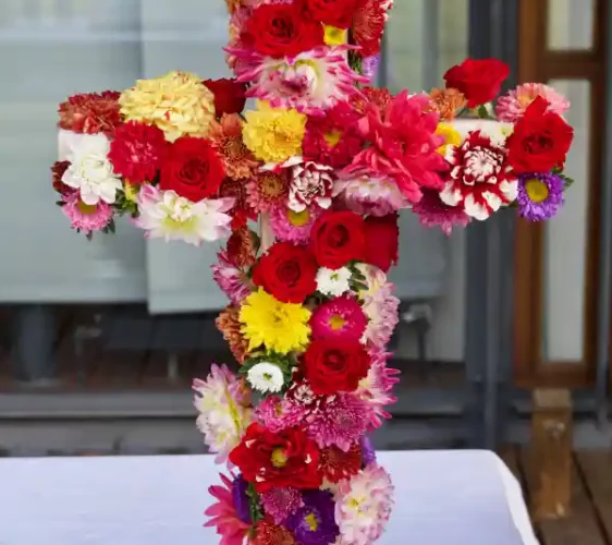 Blumen zur Trauerfeier Kreuz