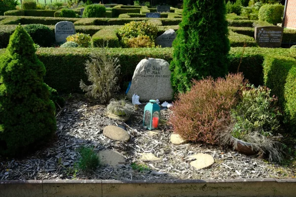 Erdwahlgrab in besonderer Lage auf dem Friedhof Westergellersen