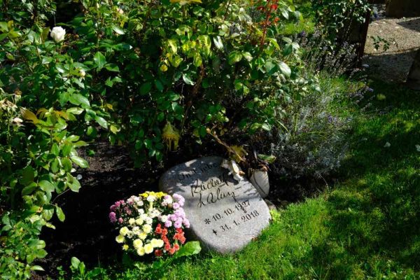 Urnenwahlgrab im Themenfeld auf dem Friedhof Embsen