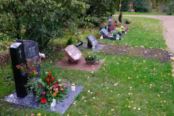Rasenpartnergrab auf dem Waldfriedhof Lüneburg